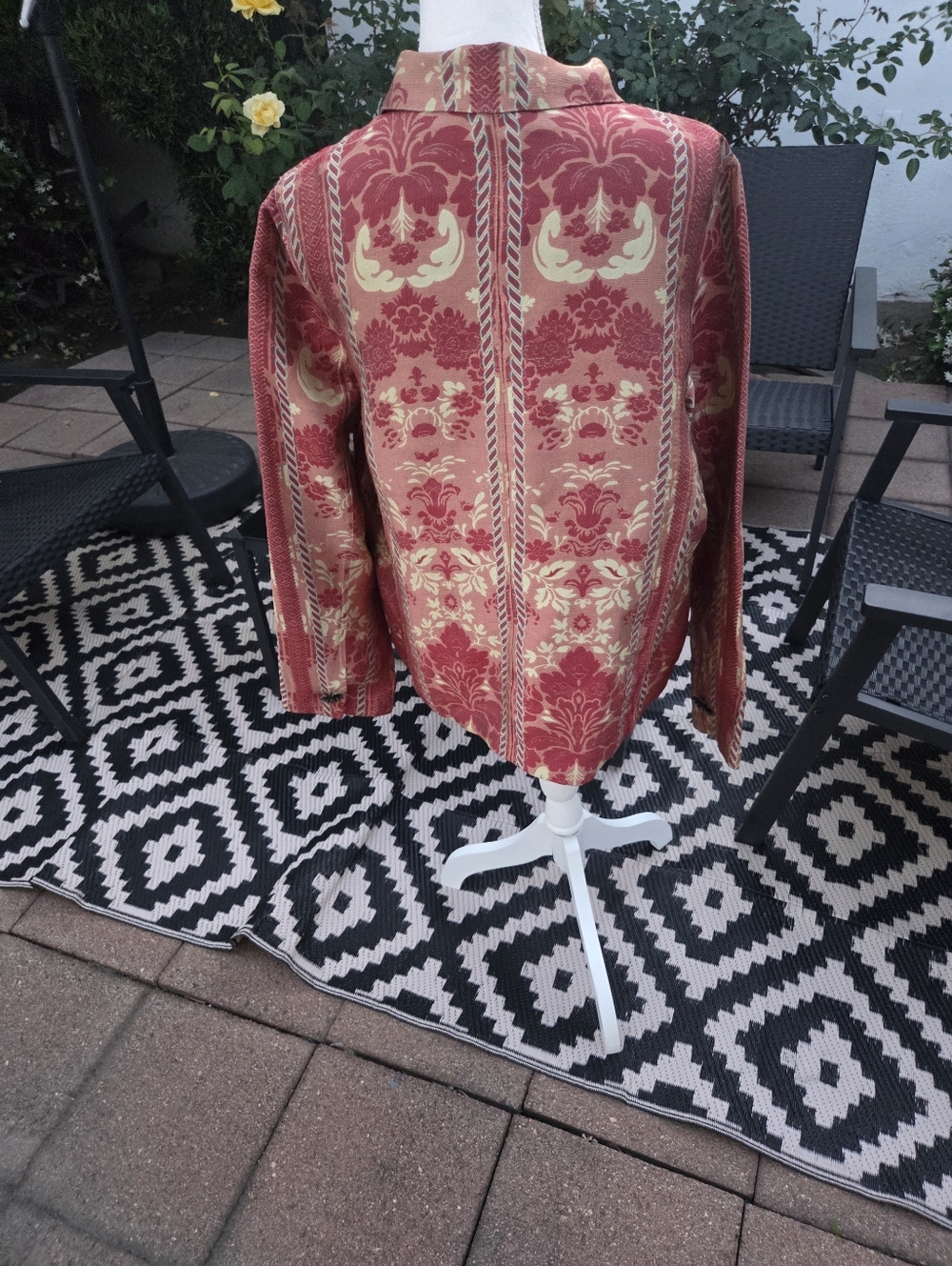 Citron Santa Monica Rose and Cream Jacquard Floral Button-Up Jacket. - Picture 3 of 4